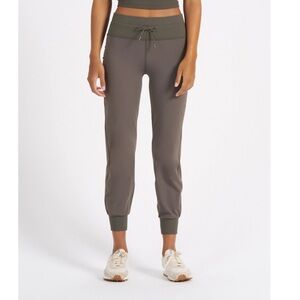 Vuori Daily Jogger in Oregano